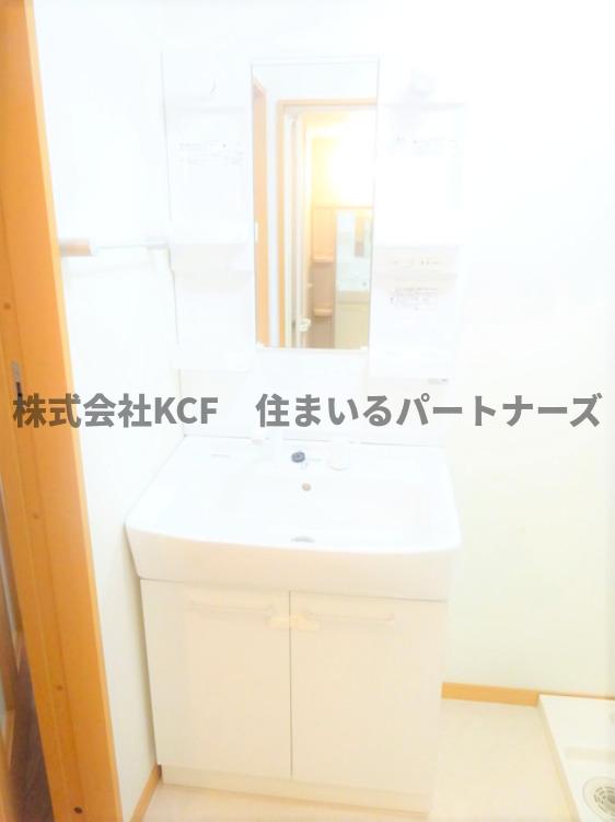 洗面設備　ゆったりとスペースのある洗面所