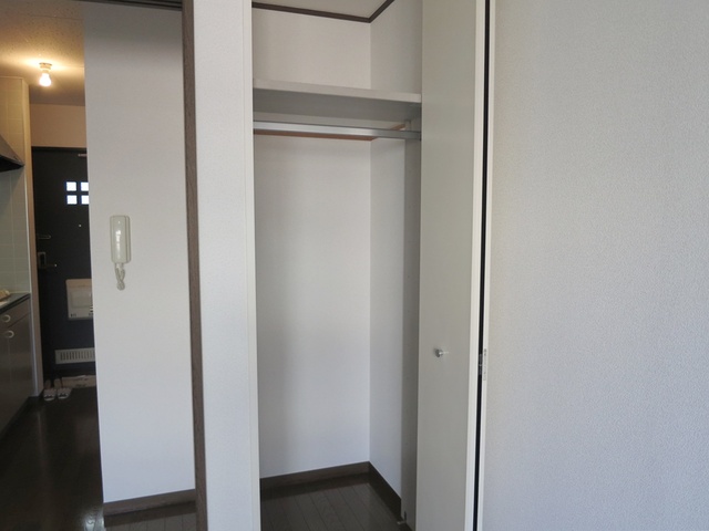 収納　洋服が掛けられる収納スペース。