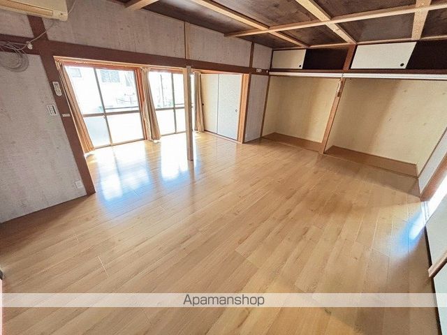 真孝園貸家の居間写真