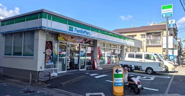 コンビニ　ファミリーマート福岡鳥飼三丁目店（コンビニ）まで111m