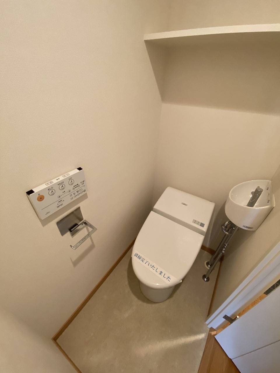 トイレ　タンクが隠れて見えない、タンクレスを採用♪