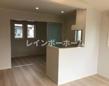 プリムホワイトの居間写真