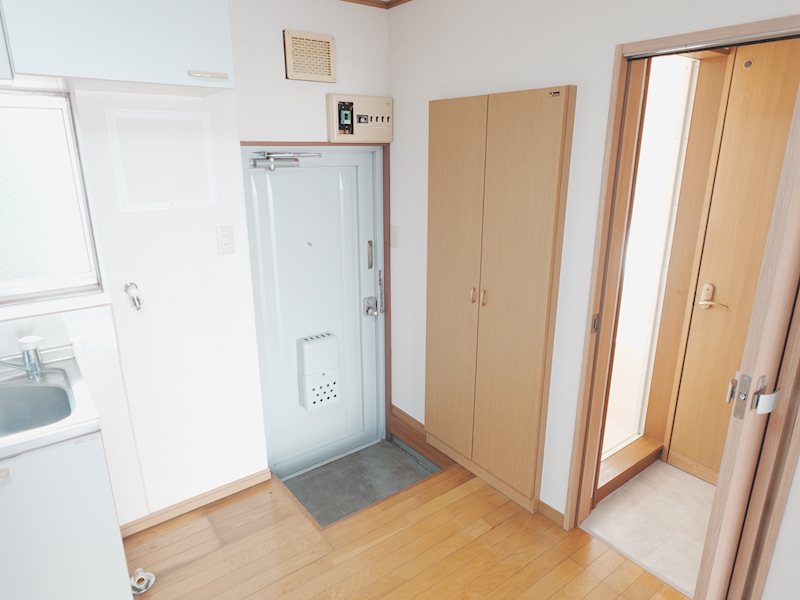 玄関　埋め込みのシューズボックス付き玄関