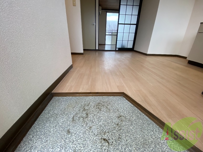 玄関　こちらは玄関です。玄関口が広く、荷物の持ち運びも安心です。