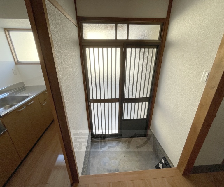 太秦西野町貸家の玄関写真