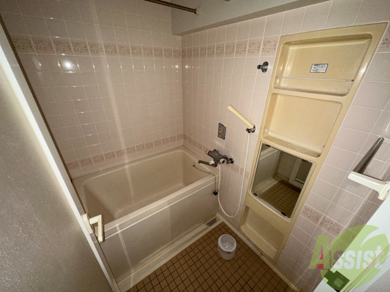 バス・シャワールーム　明るいお部屋です。反対側にも寝室が御座います。