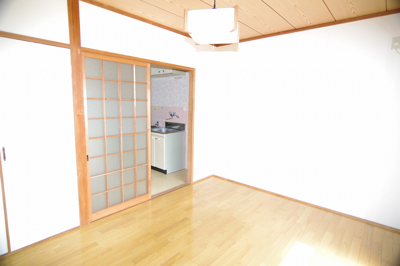 ＪＲ山陽本線 岡山駅 徒歩23分 4階建 築33年の居間写真