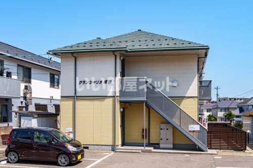 仙台市地下鉄南北線 泉中央駅 バス乗車時間：17分 最寄りバス停で下車 徒歩2分 築23年