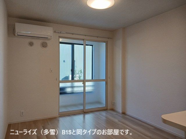 ヒカルサ西金沢の居間写真
