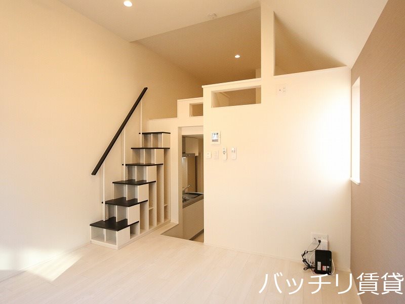 居室・リビング　別号室タイプの為、現状を優先いたします