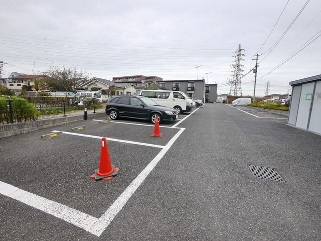 【レオパレス山茶花の駐車場】