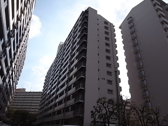 神戸市中央区港島中町のマンションの建物外観