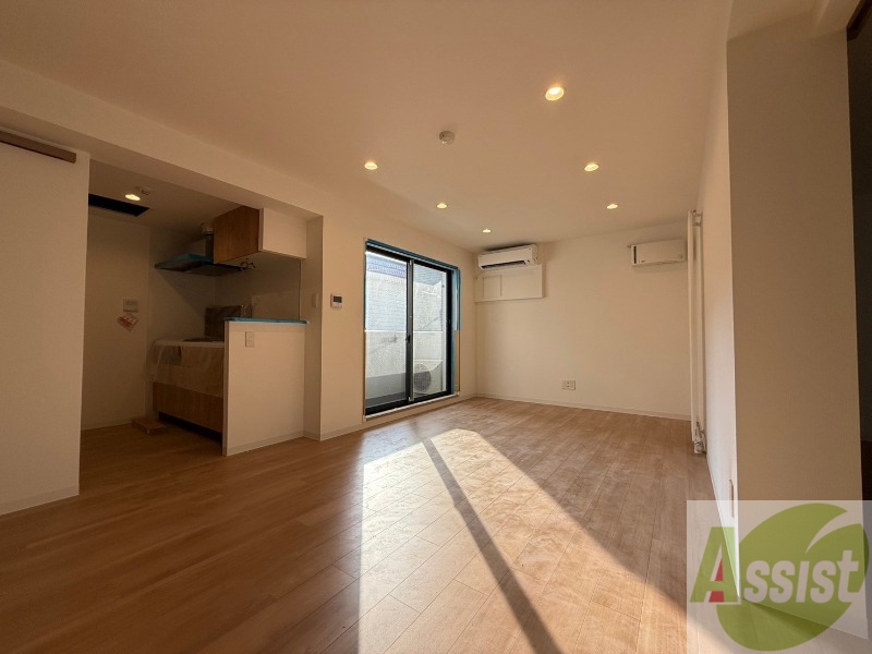 居室・リビング　フローリングや壁の色がお洒落な印象のリビングです。