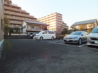 【府中市白糸台のマンションの駐車場】