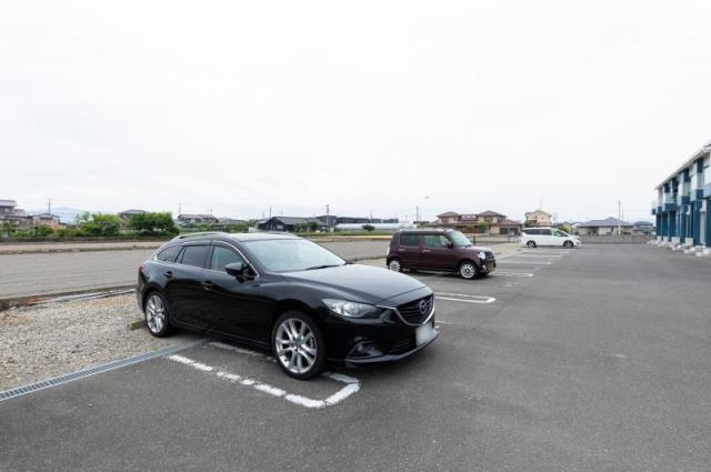 【高松市香川町大野のアパートの駐車場】