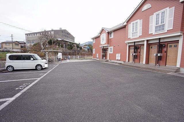 【北九州市八幡西区茶屋の原のアパートの駐車場】