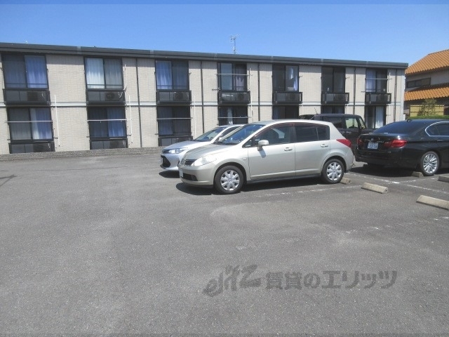 【八幡市八幡五反田のアパートの駐車場】