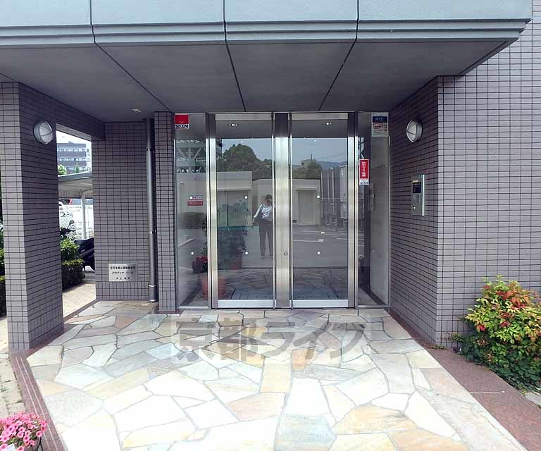 【亀岡市追分町のマンションのエントランス】