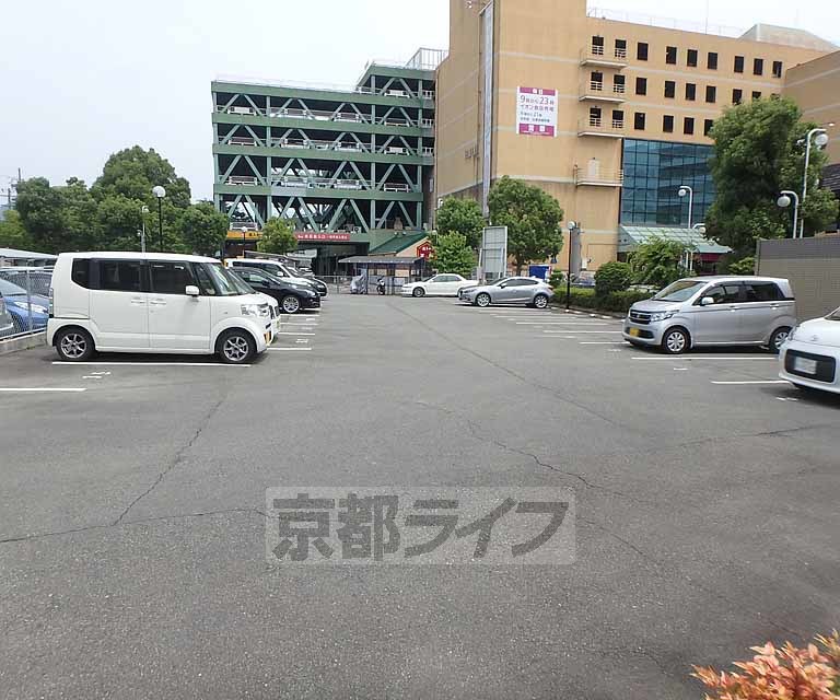 【亀岡市追分町のマンションの駐車場】