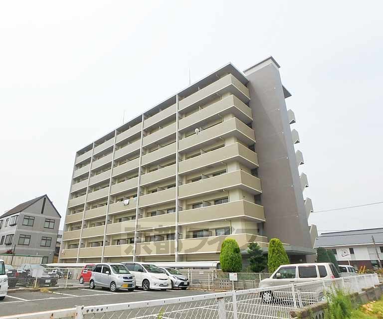 【亀岡市追分町のマンションの建物外観】