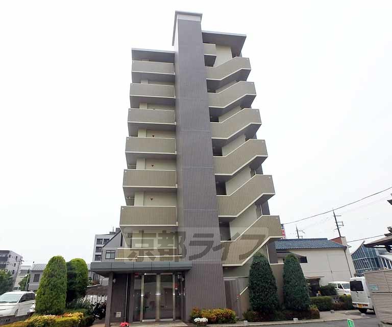 【亀岡市追分町のマンションの建物外観】