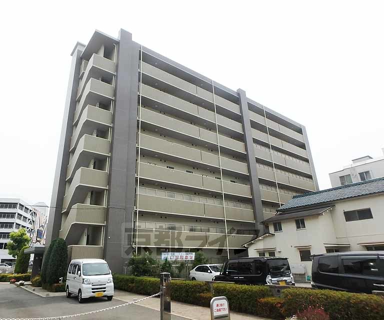 亀岡市追分町のマンションの建物外観