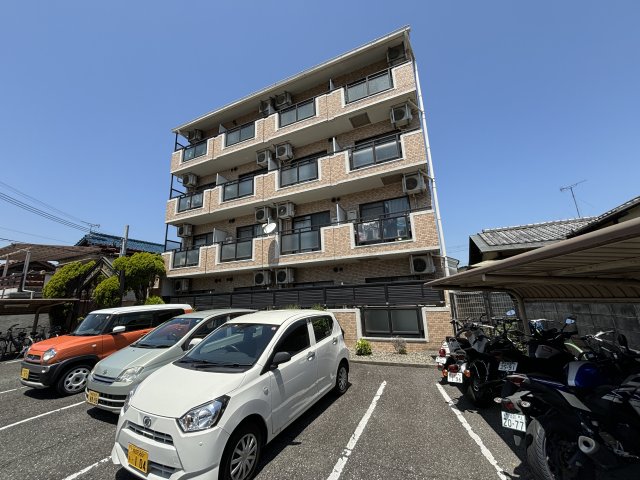 【姫路市伊伝居のマンションの建物外観】