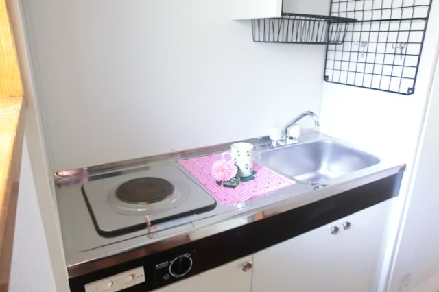 キッチン　電気コンロつき。