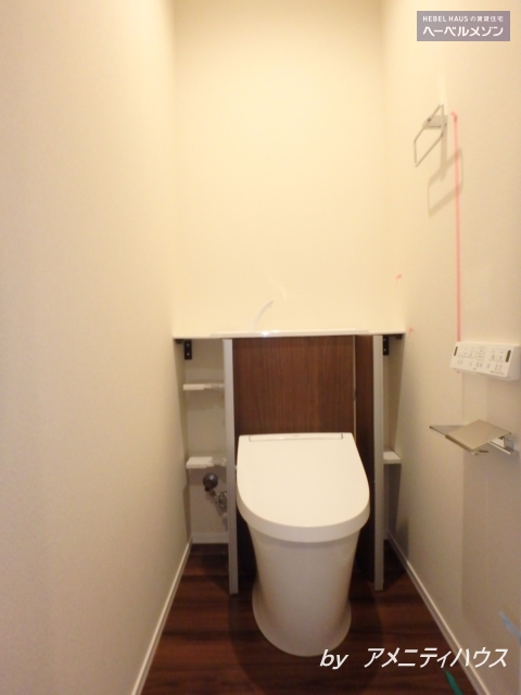 トイレ　●温水洗浄暖房便座付きの快適なトイレスペース。