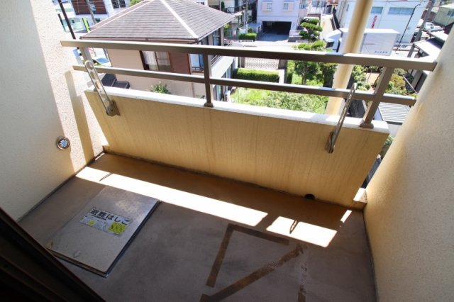バルコニー　開放的で明るい空間を演出してくれるバルコニーです