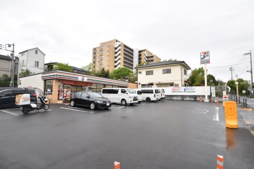 コンビニ　セブン-イレブン 多摩諏訪越通り店（コンビニ）まで836m