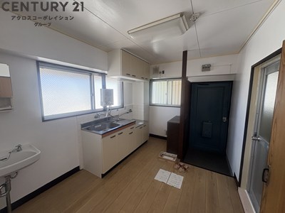 居室・リビング　玄関入ってすぐダイニングキッチンに繋がっています。