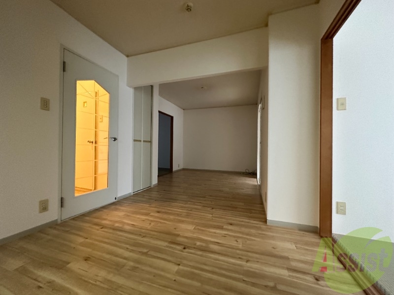 居室・リビング　食卓テーブルとソファーも置けます。