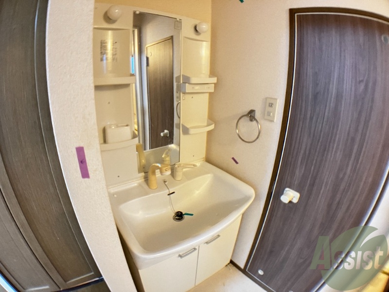 洗面設備　洗面台はバスルームの横に付いていました。