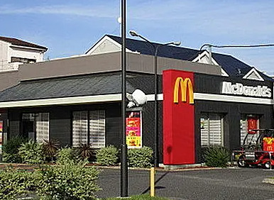 飲食店　マクドナルド 25号八尾店（飲食店）まで879m