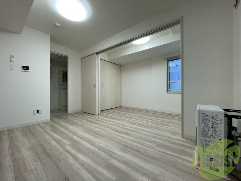 居室・リビング　木目のフローリングは落ち着きのある印象のお部屋になりますね。