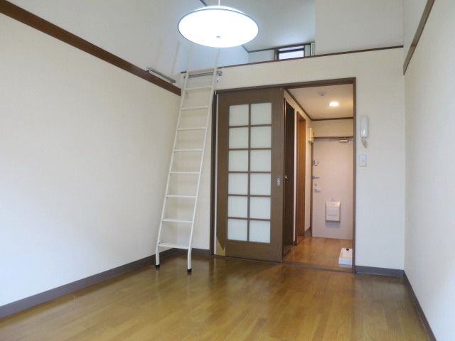 居室・リビング　天井が高く明るいお部屋