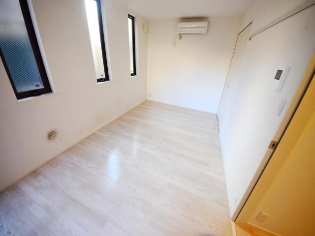 居室・リビング　★白基調のきれいな洋室です★