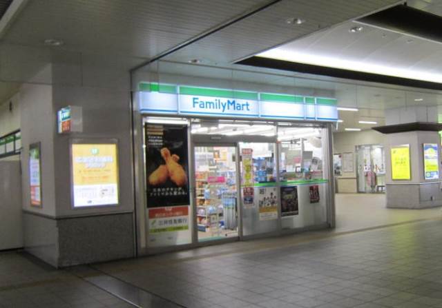 コンビニ　ファミリーマート JR千早駅店（コンビニ）まで1033m