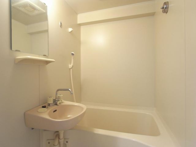 バス・シャワールーム　バスルームです。
