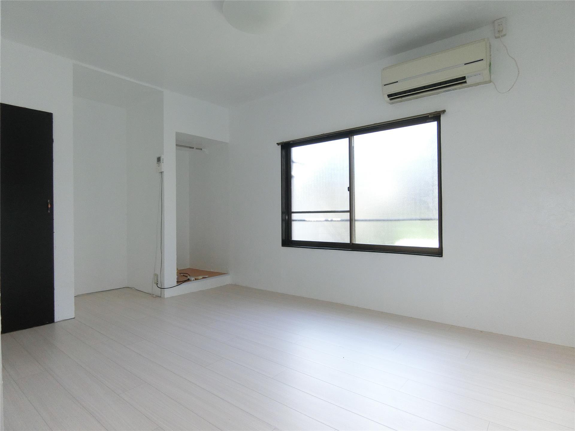 居室・リビング　快適に過ごせるエアコン付きの洋室9.3帖♪