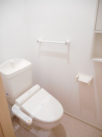 トイレ　落ち着いた色調のトイレです