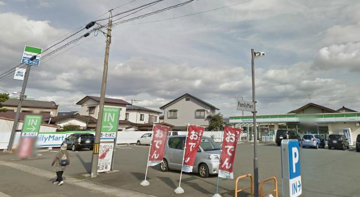 コンビニ　ファミリーマート（コンビニ）まで400m