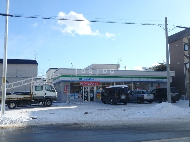 コンビニ　ファミリーマート札幌平和通4丁目店（コンビニ）まで97m