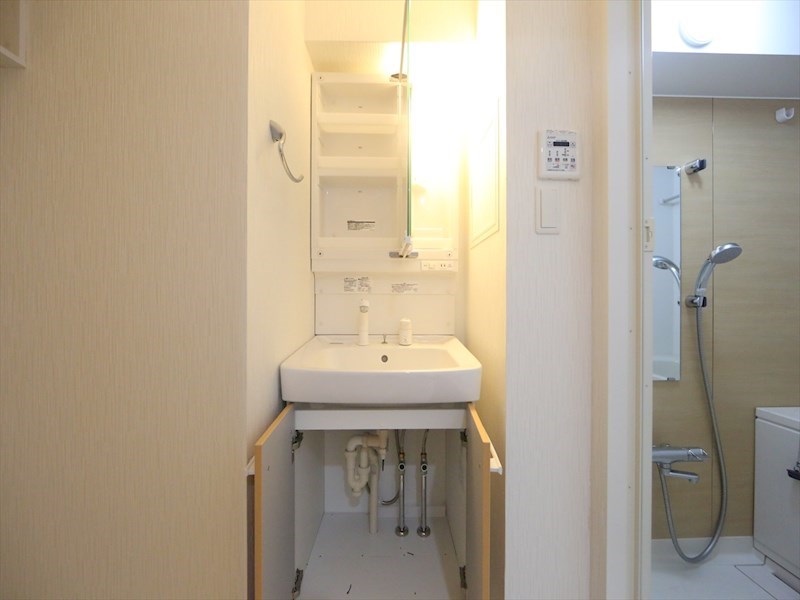 洗面設備　脱衣所　独立洗面台付（シャンプードレッサー付）収納スペース有