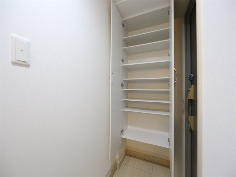 玄関　玄関　シューズボックス付（収納充実してます）