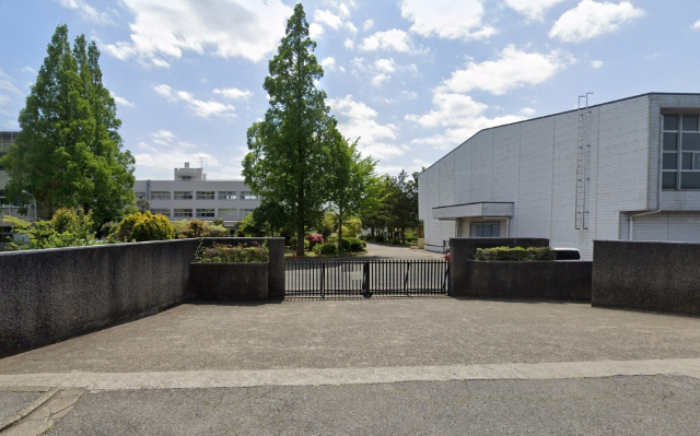 中学校　四街道市立千代田中学校（中学校）まで877m