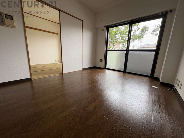 居室・リビング　南向き和室が隣にあるリビングです♪