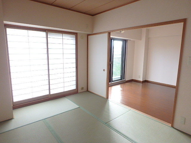 その他部屋・スペース　南向きで日当たり良好な和室６帖