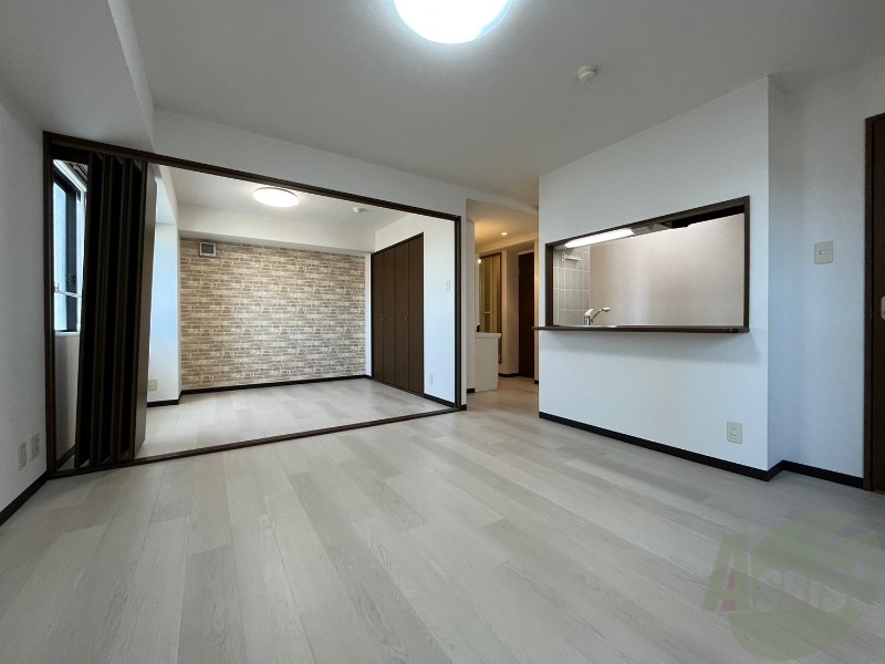 居室・リビング　フローリングと壁のカラーが明るい雰囲気ですね！